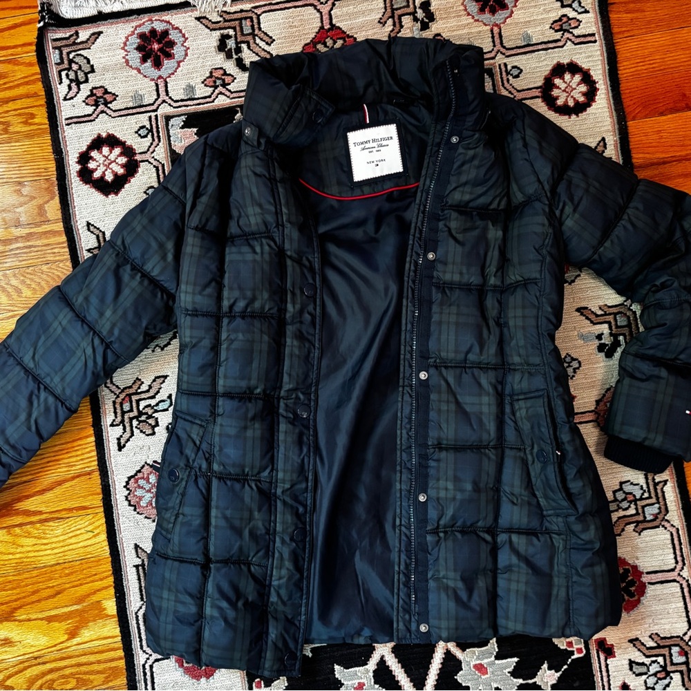 Tommy Hilfiger puffy coat. Women’s size small. Plaid. Pockets. Mid length